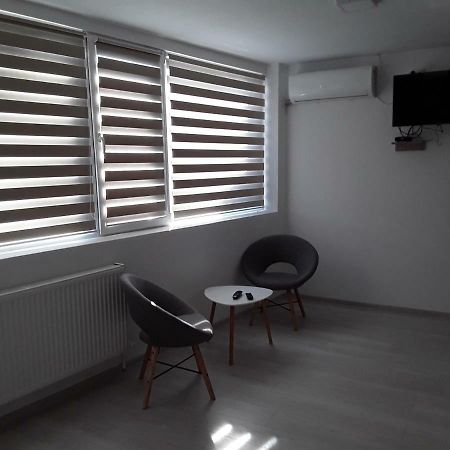 Camere De Inchiriat Central La Calciu Mahmudia Exterior foto