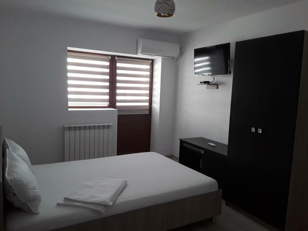 Camere De Inchiriat Central La Calciu Mahmudia Exterior foto