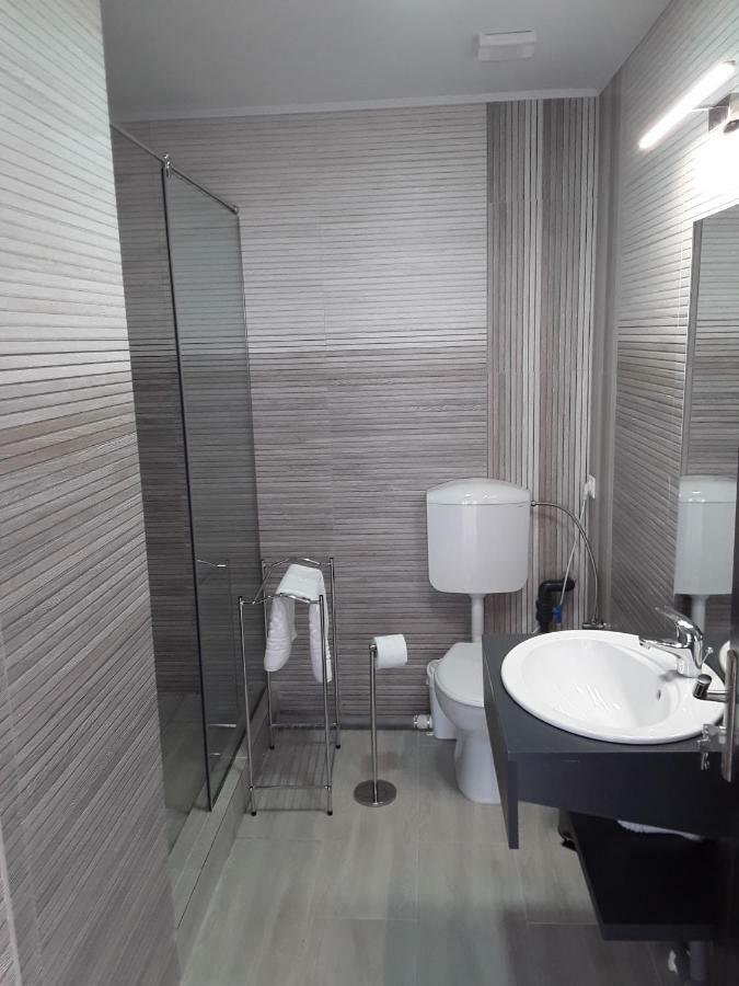 Camere De Inchiriat Central La Calciu Mahmudia Exterior foto