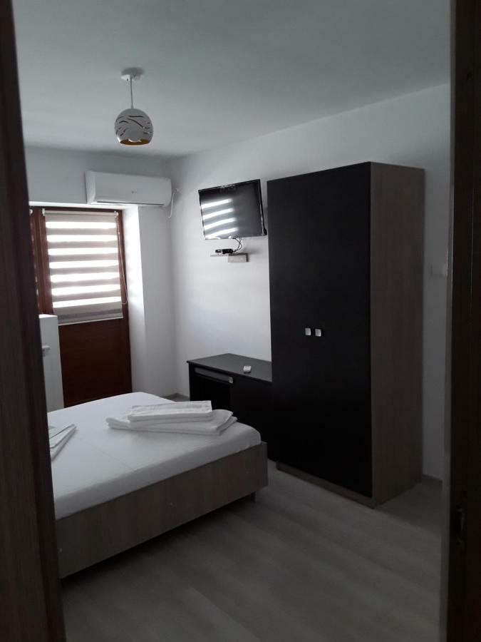 Camere De Inchiriat Central La Calciu Mahmudia Exterior foto