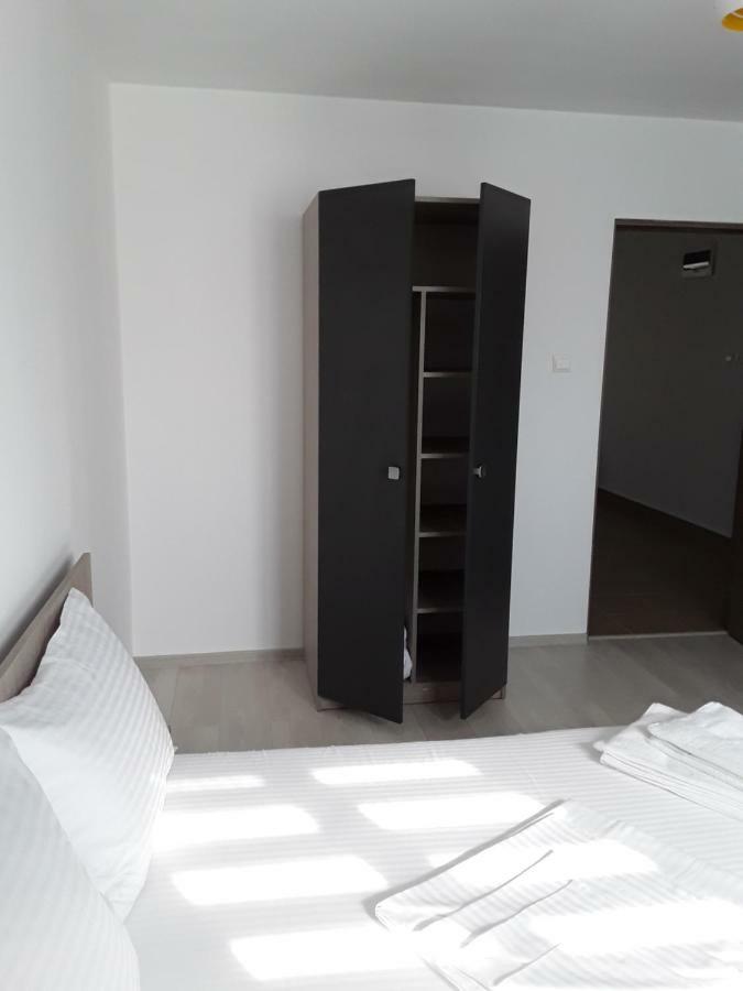 Camere De Inchiriat Central La Calciu Mahmudia Exterior foto